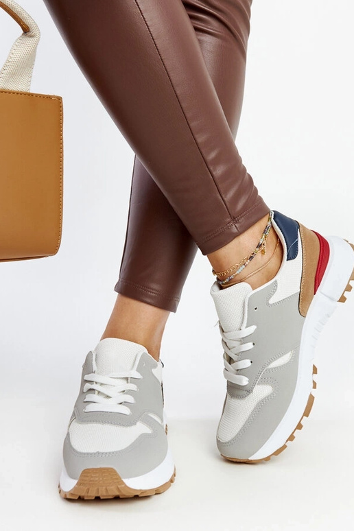 Tênis multicoloridos na plataforma...