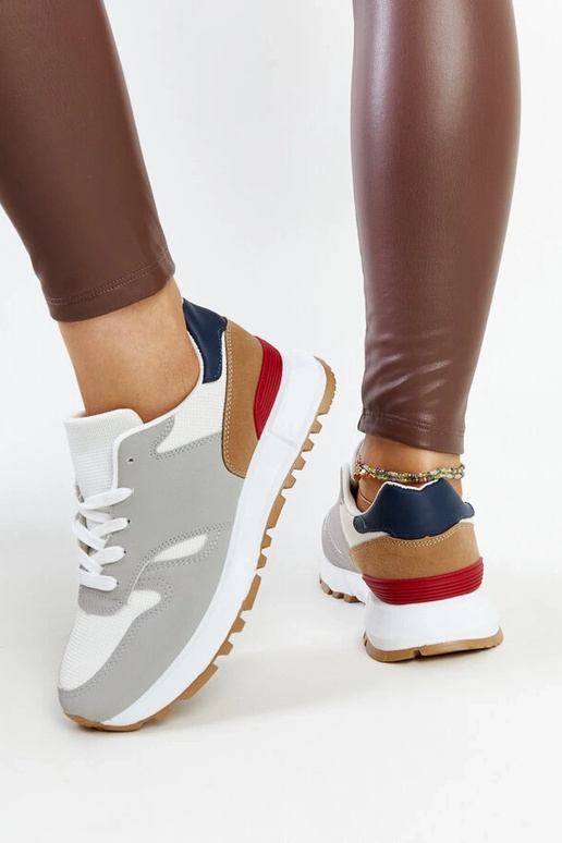 Tênis multicoloridos na plataforma...