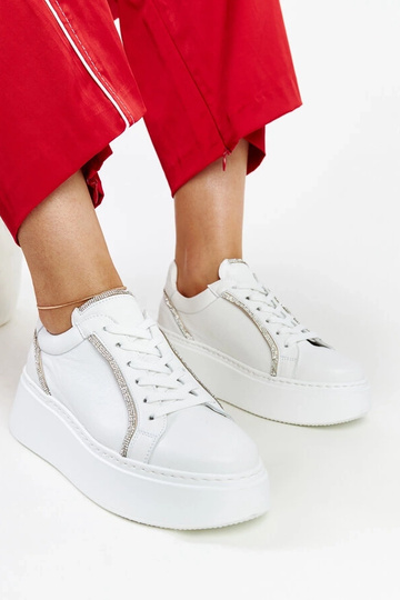 Sneakers de couro brancos com zircônias Karino