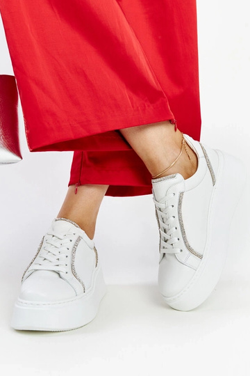 Sneakers de couro brancos com zircônias Karino 2