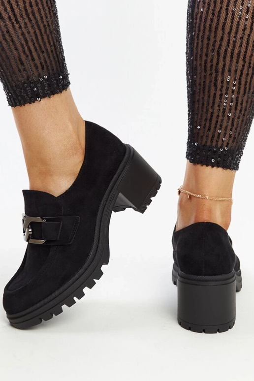 Sapatos pretos com palmilha de couro...