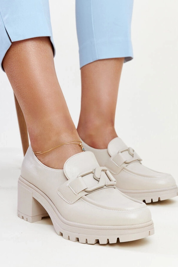 Sapatos bejes com palmilha de couro Vinceza