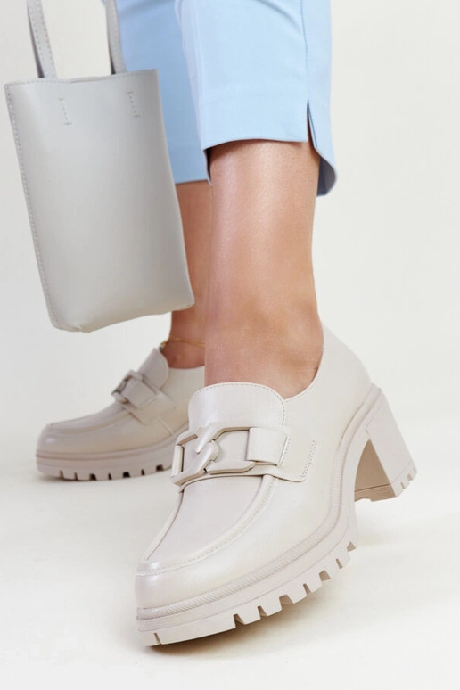 Sapatos bejes com palmilha de couro...