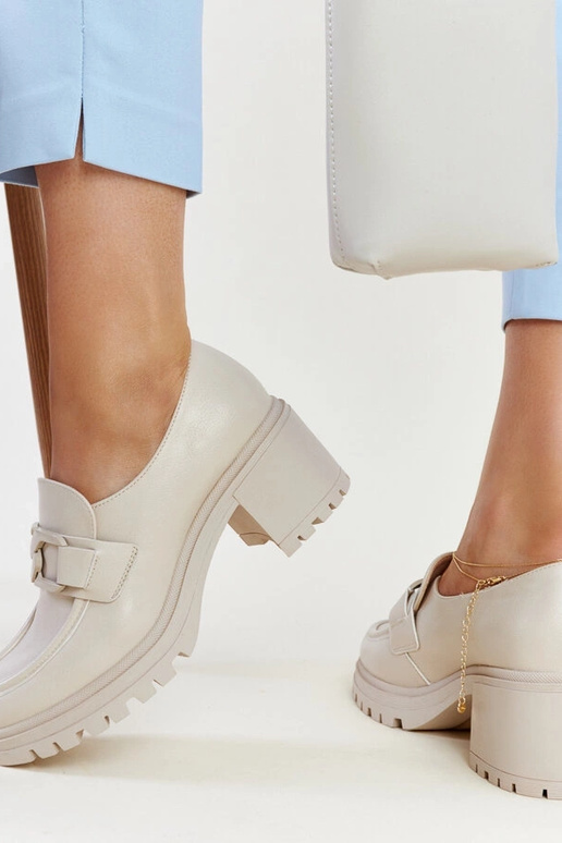 Sapatos bejes com palmilha de couro...