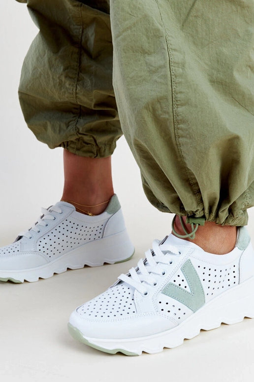 Sneakers de couro brancos arejados...