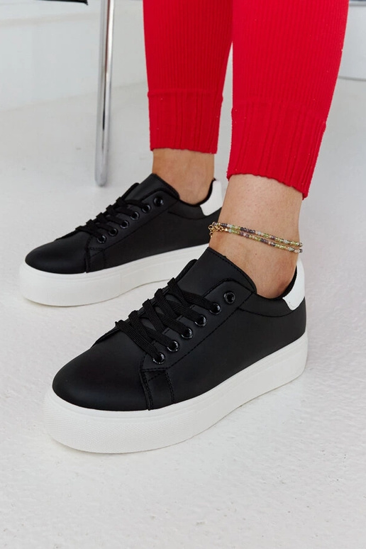 Tênis preto e branco com sola grossa...