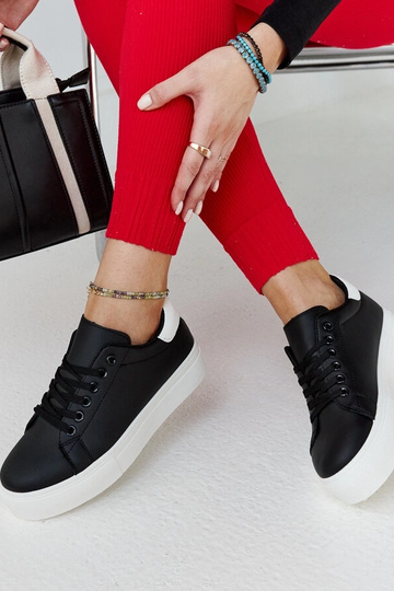 Tênis preto e branco com... 2