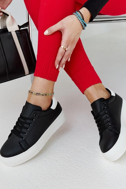 Tênis preto e branco com sola grossa...