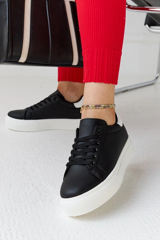 Tênis preto e branco com sola grossa...