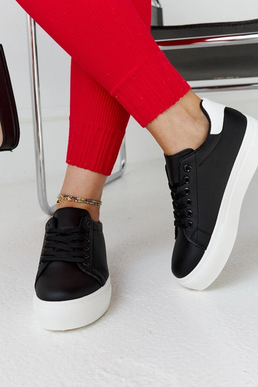 Tênis preto e branco com sola grossa...