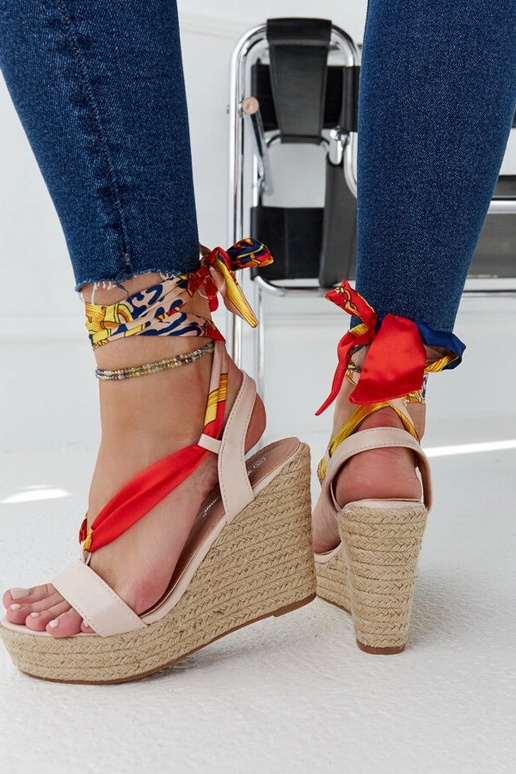 Sandálias plataforma bege com cadarço...