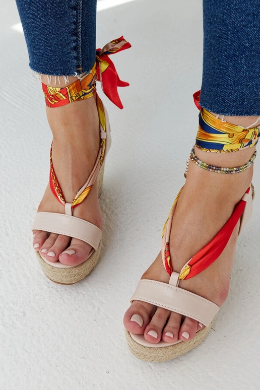 Sandálias plataforma bege com cadarço...