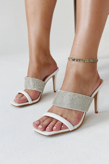 Mulas brancas de salto alto...