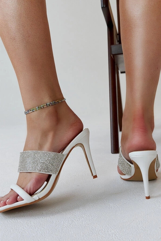 Mulas brancas de salto alto decoradas...