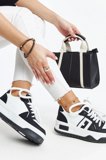 Tênis preto e branco com...