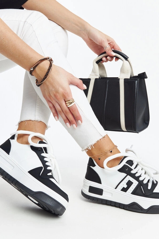 Tênis preto e branco com sola grossa...