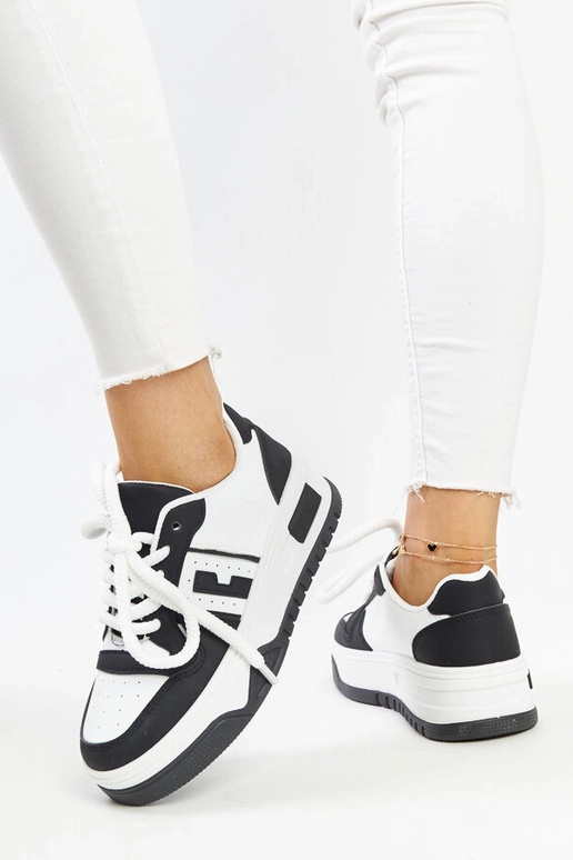 Tênis preto e branco com sola grossa...