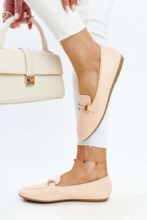 Mocassim bege com fivela decorativa...