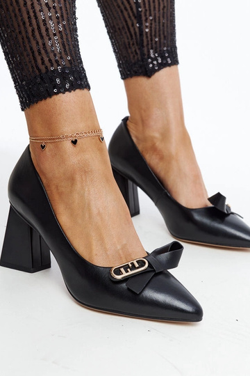 Sapatos de salto pretos de... 2