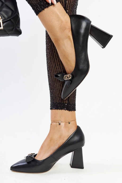 Sapatos de salto pretos de couro...