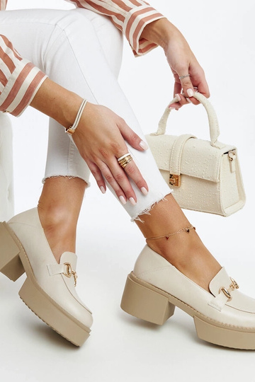 Sapatos de salto alto em...