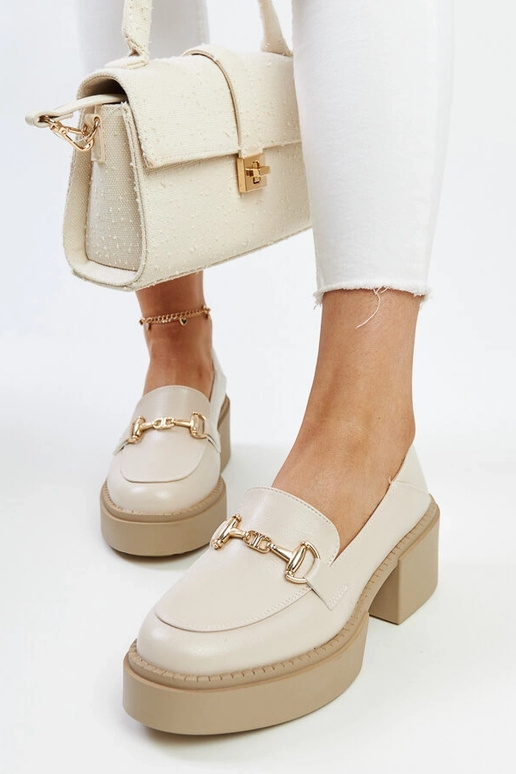 Sapatos de salto alto em couro...