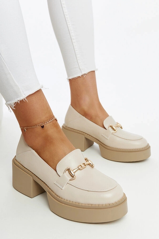 Sapatos de salto alto em couro...