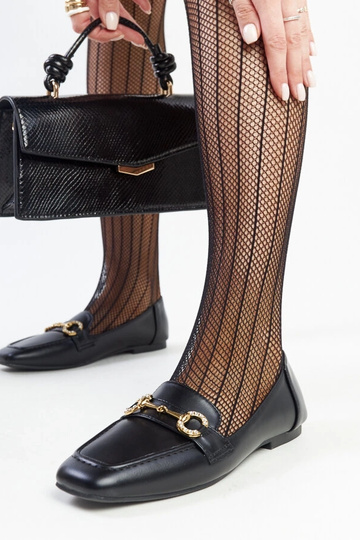 Mocassins pretos com fivela... 2