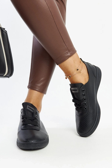 Tênis preto de couro... 2