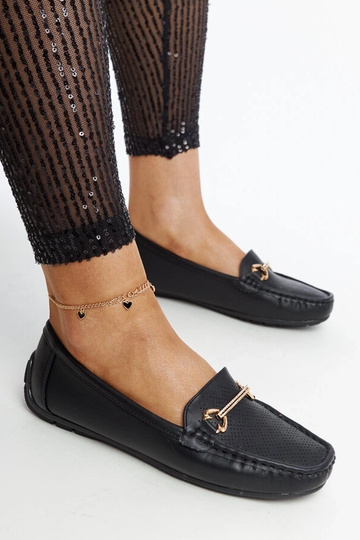 Mocassim preto com fivela decorativa Adila