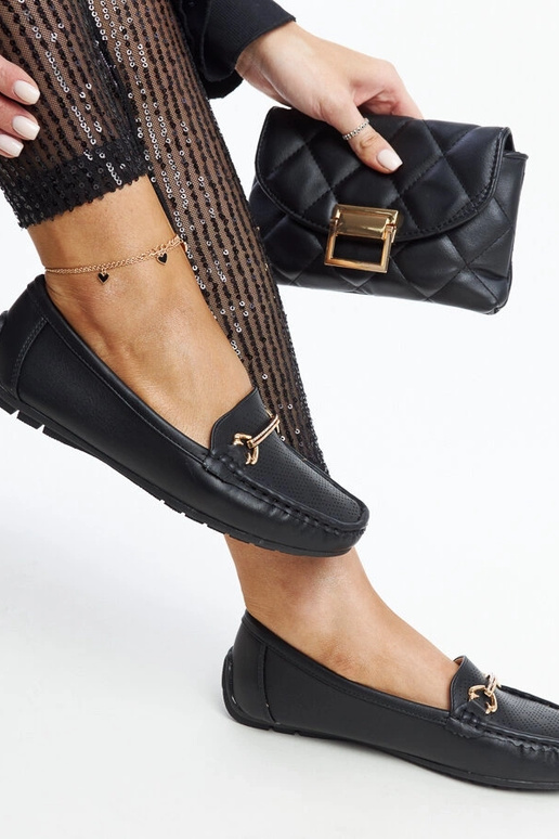 Mocassim preto com fivela decorativa...