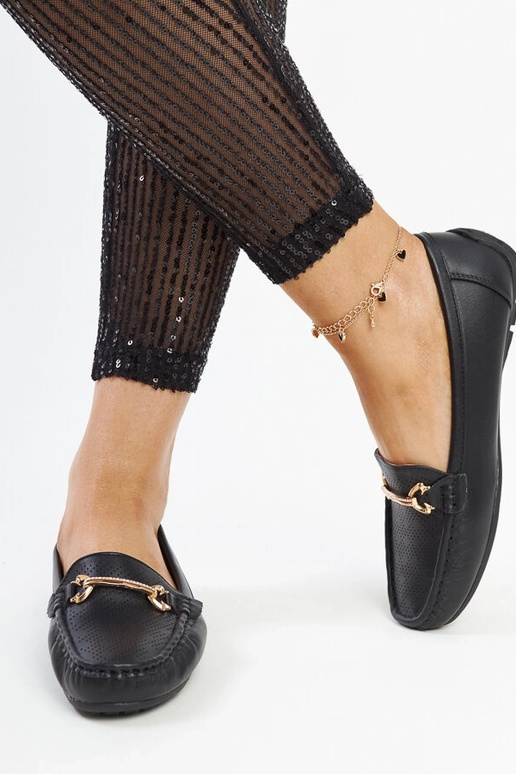 Mocassim preto com fivela decorativa...