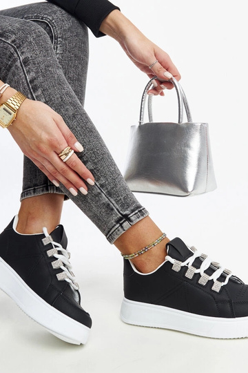 Tênis preto com sola grossa... 2