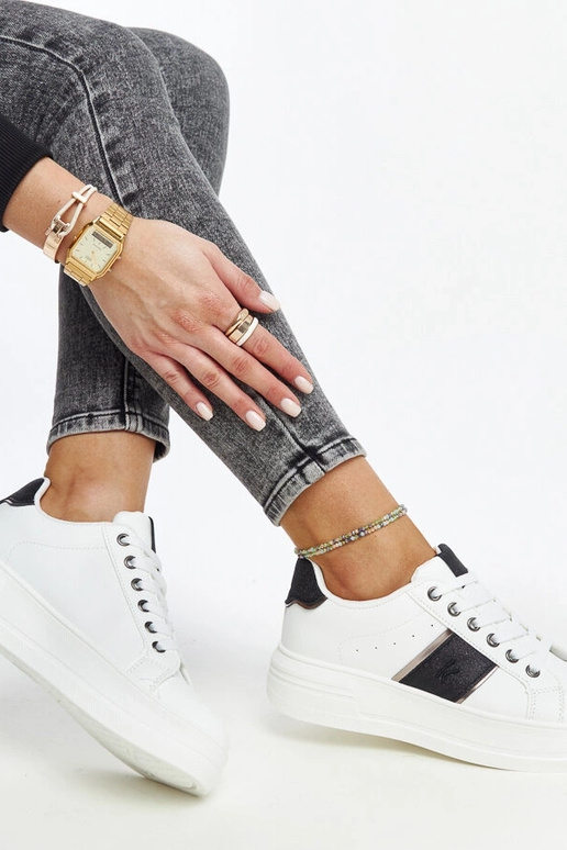 Tênis branco e preto com sola mais...