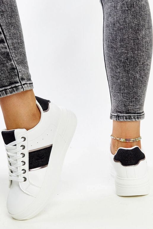 Tênis branco e preto com sola mais...