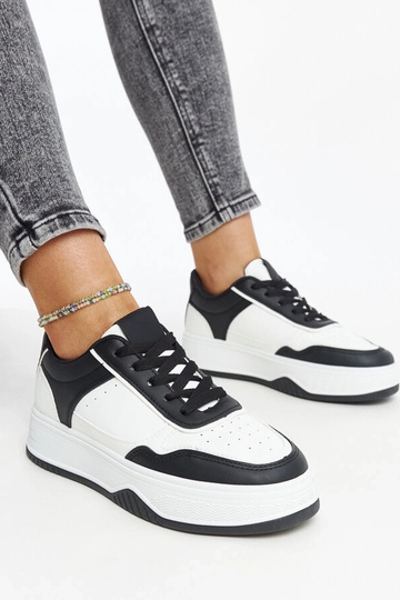 Tênis preto e branco com...