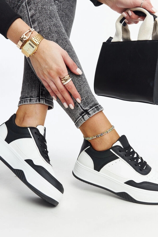 Tênis preto e branco com sola mais...