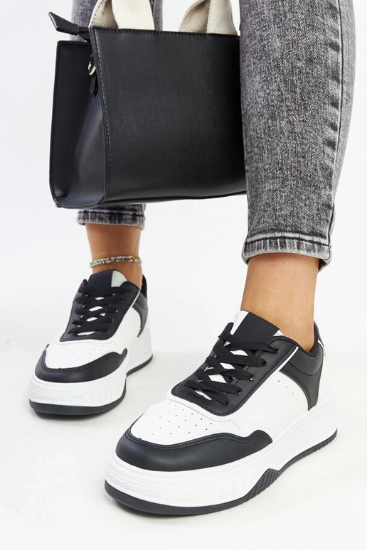 Tênis preto e branco com sola mais...