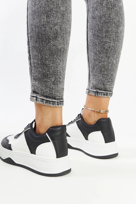 Tênis preto e branco com sola mais...