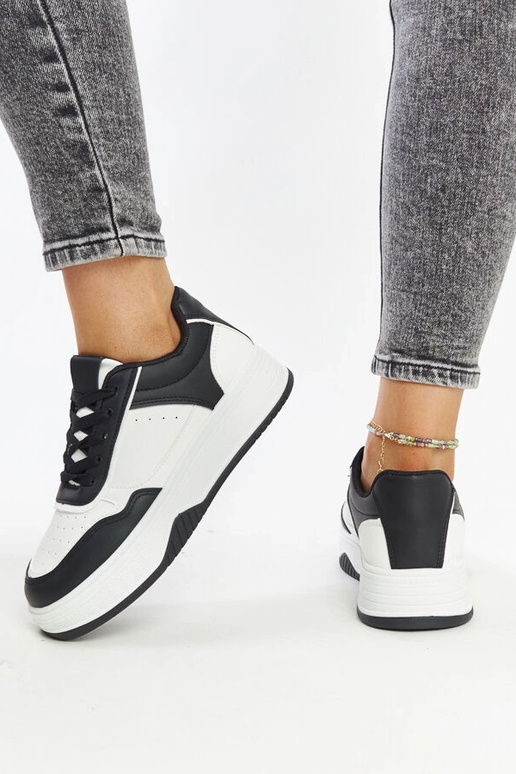 Tênis preto e branco com sola mais...