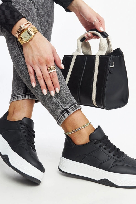 Tênis preto com sola mais grossa Rafida