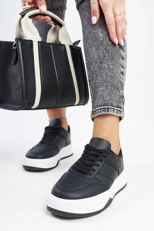 Tênis preto com sola mais grossa Rafida