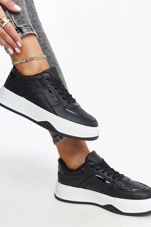 Tênis preto com sola mais grossa Intisa