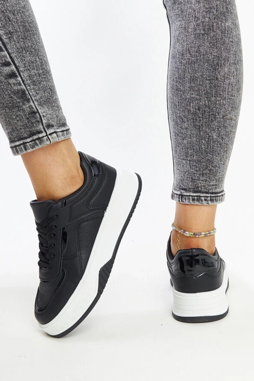 Tênis preto com sola mais grossa Intisa