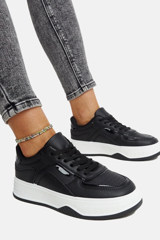 Tênis preto com sola mais grossa Intisa