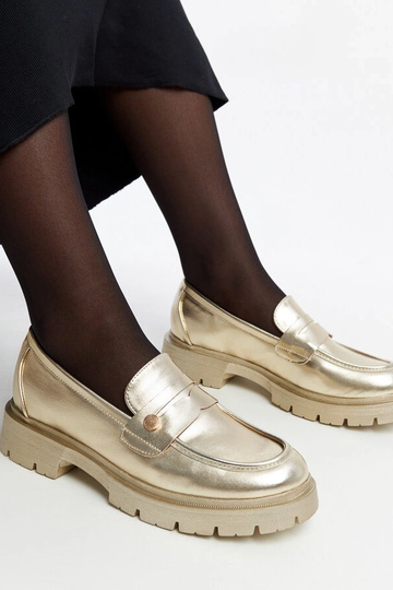 Mocassins dourados em couro...