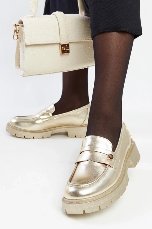 Mocassins dourados em couro sintético...