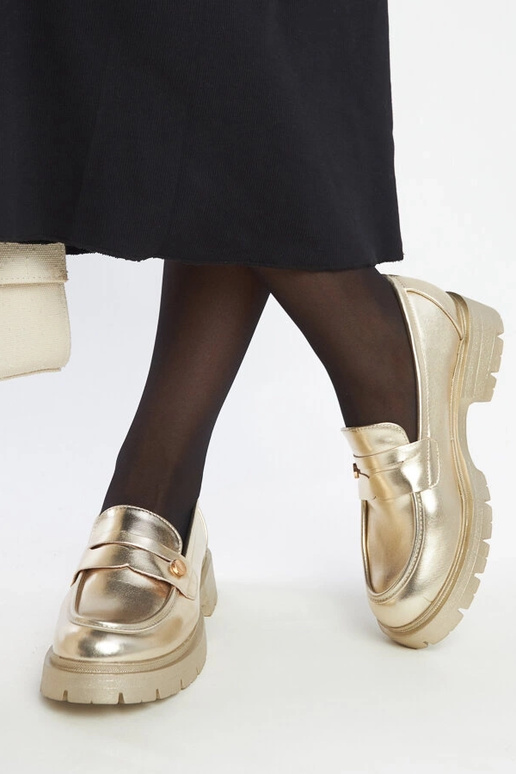 Mocassins dourados em couro sintético...