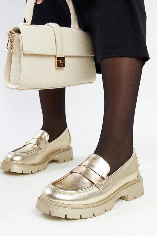 Mocassins dourados em couro sintético...