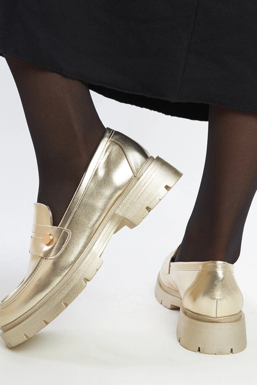Mocassins dourados em couro sintético...